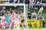 鳥取－宮崎　ガイナーレは前半、松木が果敢にヘディングシュートを放つ＝いちご宮崎新富サッカー場