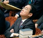 　衆院予算委に出席し、腕を組む岸田首相＝２１日午前