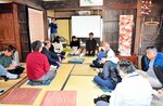 かやぶきや古民家を拠点とした交流の在り方を話し合う参加者ら