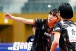 　女子ダブルス準々決勝　プレーする伊藤詩菜（左）、青木咲智組＝豊田市総合体育館