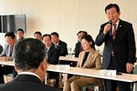 深沢市長（手前）を表敬訪問した韓国清州市議団＝１８日、鳥取市役所