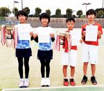 優勝した男女の各ペア＝赤碕総合運動公園テニスコート