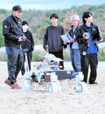 ルナテラスで火星を想定しローバーの走行試験を行うアレスプロジェクトのメンバーら＝２９日、鳥取市浜坂