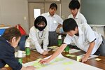 発表した意見を模造紙にまとめる生徒ら＝４日、鳥取市生山の鳥取工業高