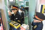 　「後藤総合車両所」が一般公開され、展示中の列車内で車内アナウンスに挑戦する子どもら＝２８日午前、鳥取県米子市