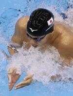 　男子２００メートル平泳ぎ決勝　力泳する渡辺一平＝マリンメッセ福岡
