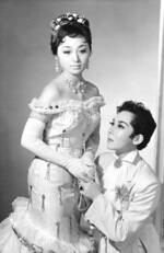 　浜木綿子（左）と淀かほる（１９５７年頃撮影）