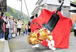 地区内の各戸を巡り披露される麒麟獅子舞＝２１日、新温泉町千谷