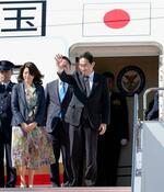 　Ｇ７サミットが開催されるイタリアに向け出発する岸田首相と妻の裕子さん＝１２日午後、羽田空港
