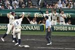 　大社―神村学園　７回表、岩下（手前）の２点三塁打を喜ぶ神村学園ベンチ＝甲子園