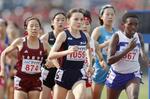 　女子１５００メートル決勝で力走する津山・ドルーリー朱瑛里（中央）。４分１５秒５０で３位に入った＝札幌厚別公園競技場