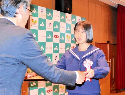 賞状を受け取る松田さん（右）＝９日、琴浦町のまなびタウンとうはく