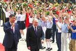 　歓迎式典に臨む中国の習近平国家主席（左）とロシアのプーチン大統領＝１６日、北京の人民大会堂（タス＝共同）