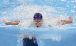 　男子４００メートル個人メドレー決勝のバタフライで力泳するフランスのレオン・マルシャン＝パリ郊外（共同）