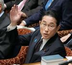　衆院予算委で答弁のため挙手する岸田首相＝２７日午前
