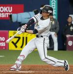 　３回、右中間に適時二塁打を放つオリックス・西川＝京セラドーム