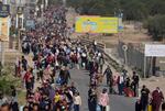 　パレスチナ自治区ガザで南部に避難する人々＝９日（ＡＰ＝共同）