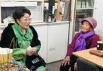 　セミナー前に会話を交わす元慰安婦の李容洙さん（左）＝１６日、韓国・大邱（共同）
