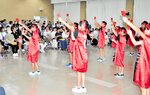 鳴子を手によさこいソーラン踊りを披露する浜坂北小の児童有志＝１日、新温泉町の浜坂多目的集会施設