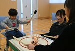 学生と一緒にミニゲームを楽しむ子ども＝１１日、倉吉市の鳥取看護大・鳥取短期大