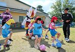 エースバーン（中央奥）とサッカーを楽しむ園児ら＝１２日、鳥取市立川町６丁目のかんろ保育園