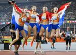 　女子１６００メートルリレーで優勝したフェムケ・ボル（左端）らオランダチーム＝ブダペスト（共同）