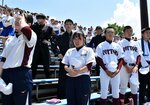 敗戦が決まりスタンドで涙を流す鳥取西高の野球部員と応援団＝２５日、米子市のどらドラパーク米子市民球場