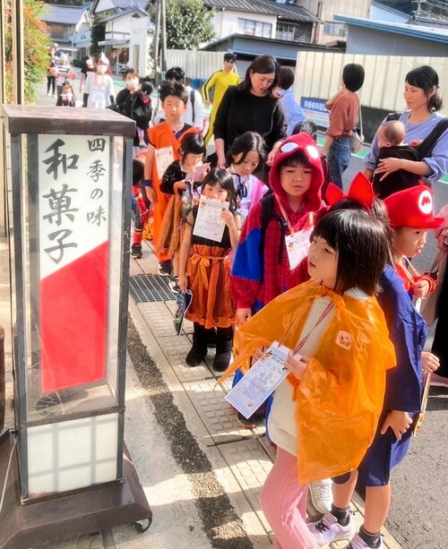 思い思いの衣装でハロウィーンを楽しむ参加者