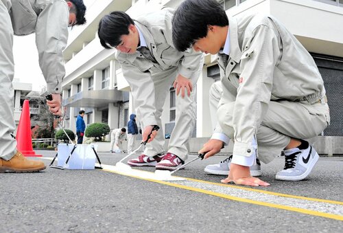 塗り残しがないよう丁寧に塗料を塗る生徒たち＝２７日、鳥取市湖山町北５丁目の鳥取県教育センター