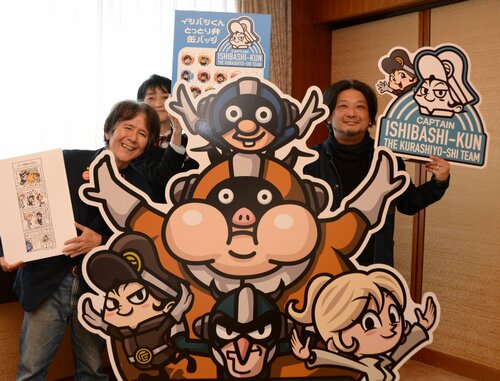 黒沢さん（右）がデザインした新キャラクター＝２７日、鳥取県庁