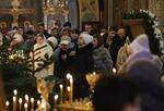 　正教のクリスマスの１月７日、ウクライナの首都キーウの修道院で祈りをささげる市民ら（共同）