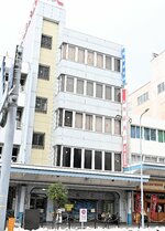 ビジネス交流拠点の整備が検討される加藤紙店本社ビル＝２６日、鳥取市栄町