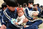 乳幼児を抱っこしてあやす生徒たち＝１０月３１日、新温泉町細田の夢が丘中