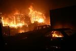 　チリ中部バルパライソで炎上する建物＝２日（ゲッティ＝共同）