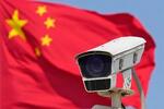 　北京市内に設置された監視カメラ（手前）と掲げられた中国国旗＝３月（共同）