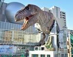 　ＪＲ福井駅西口広場で、設置作業が始まったティラノサウルスのロボット＝３０日午前、福井市