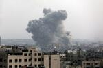 　２９日、ガザ市でイスラエル軍による空爆後、立ち上る煙（ＡＰ＝共同）