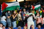 　２４日、サッカー男子１次リーグのマリ対イスラエル戦で、パレスチナ旗を掲げる観客＝パリ（ＡＰ＝共同）