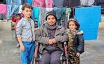 　避難所で長男アハマド君（左）、長女サファちゃん（右）と過ごすムハンマドさん＝１月２０日、パレスチナ自治区ガザ南部ラファ（ハッサン・エスドゥーディー撮影、共同）