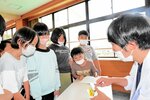 木村医師（右）から生活習慣病について学ぶ児童ら＝２８日、新温泉町栃谷の浜坂南小