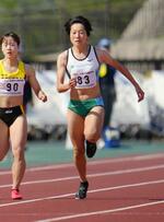 　女子１００メートル予選　力走する鶴田玲美＝島根県立浜山公園陸上競技場