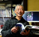 鳥取県内の植物を調査した１２万件以上のデータを、県に寄贈した坂田さん＝１５日、鳥取県八頭町福本