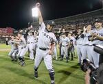 　４年ぶりのリーグ優勝を決め喜ぶ巨人・阿部監督＝マツダスタジアム