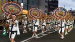 　「鳥取しゃんしゃん祭」の一斉傘踊りで、色鮮やかな傘を手に舞を披露する参加者＝１４日夕、鳥取市