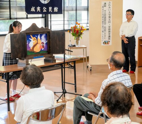 「とうないぎつね」の紙芝居を熱演する生徒