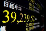 　日経平均株価の終値３万９２３９円５２銭を表示するモニター＝２７日午後、東京・東新橋