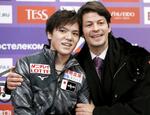 　宇野昌磨（左）とステファン・ランビエル氏＝２０１９年１１月、モスクワ（ロイター＝共同）