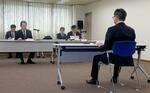 　福井県の中村保博副知事に燃料対策の工程表を説明する関電の水田仁原子力事業本部長（左から２人目）＝１３日午前、県庁