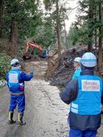 　能登半島地震の現場で土砂を取り除く緊急災害対策派遣隊＝１月、石川県輪島市（国交省提供）