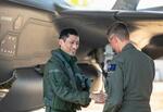 　オーストラリア北部準州のティンダル空軍基地に到着し、出迎えを受ける航空自衛隊員（左）＝２６日（オーストラリア国防省提供・共同）